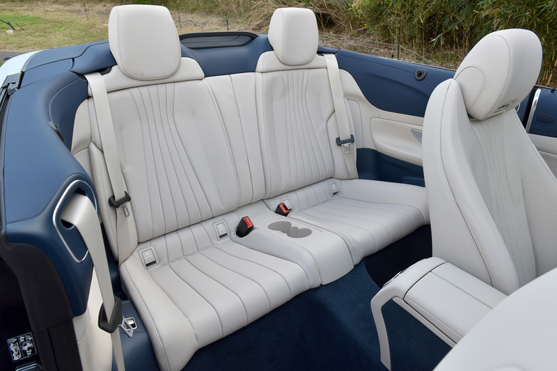 カブリオレでは11色のエクステリアカラー（メルセデスAMGモデルは12色）とブラック、ブラウン、ダークブルー、ダークレッドの4色のソフトトップカラー、6種類のインテリア（E 450とメルセデスAMGモデルは5種類）から好みのカラーが選べる