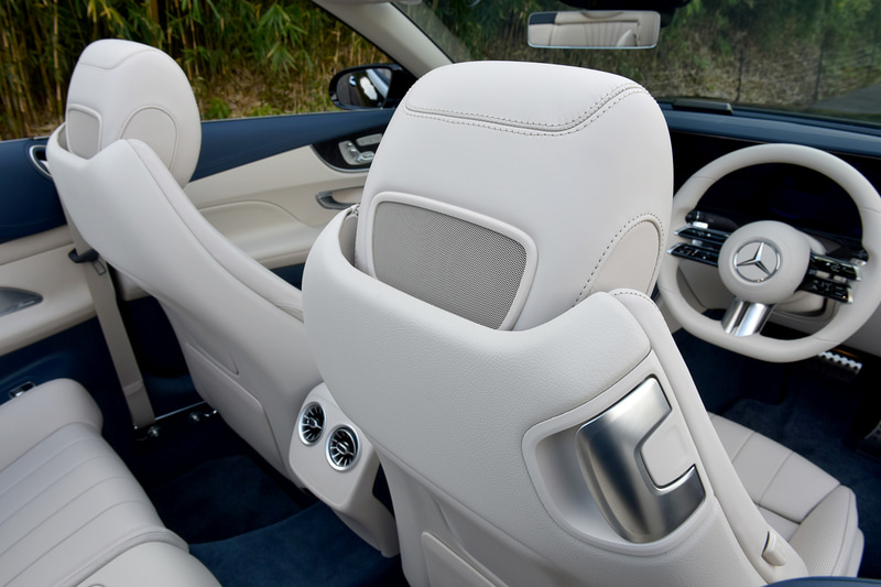 運転席と助手席のヘッドレスト下部には乗員の首元にむけて温風を出すエアスカーフを用意