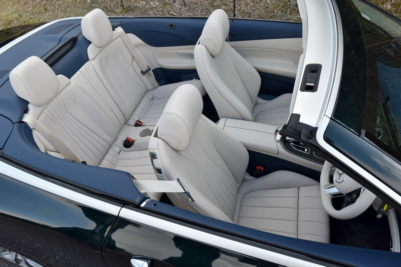 カブリオレでは11色のエクステリアカラー（メルセデスAMGモデルは12色）とブラック、ブラウン、ダークブルー、ダークレッドの4色のソフトトップカラー、6種類のインテリア（E 450とメルセデスAMGモデルは5種類）から好みのカラーが選べる