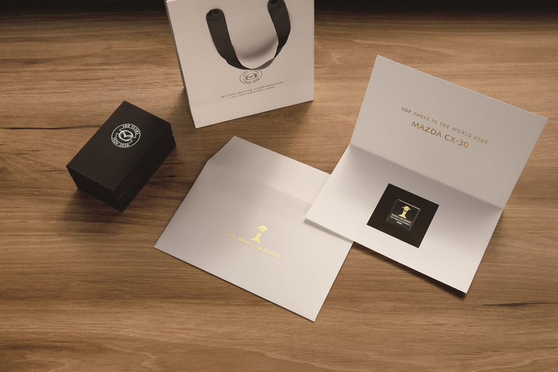 CX-30 100周年特別記念車 2020 ワールド・カー・オブ・ザ・イヤーTOP3選出記念モデル専用オーナメント（納車時贈呈イメージ）
