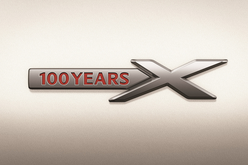 100周年記念車専用のSKYACTIV-X　フェンダーバッヂ