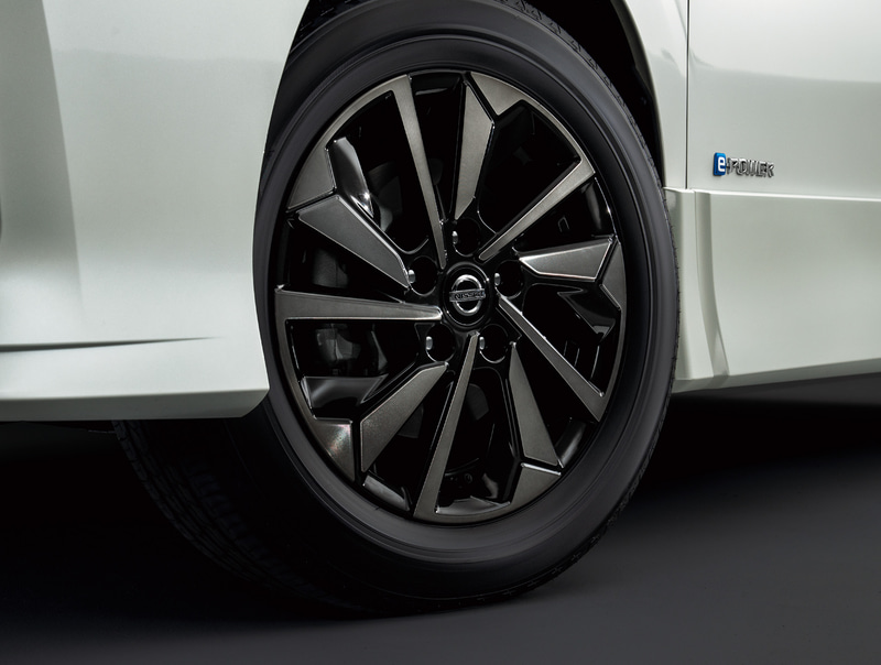 16インチアルミホイール（スモーククリア）