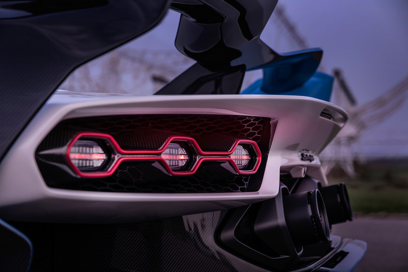 最高出力770CV/8500rpm、最大トルク720Nm/6750rpmを発生するV12エンジンを搭載