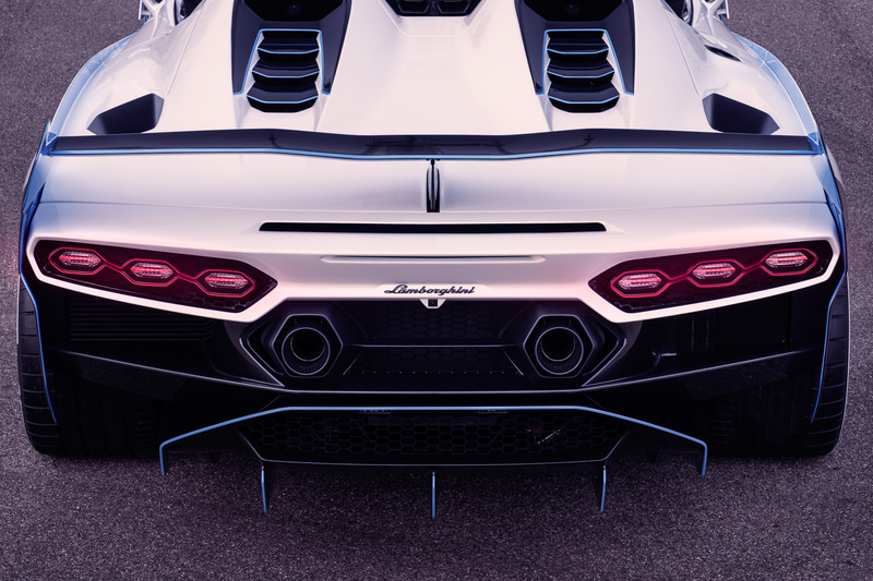 最高出力770CV/8500rpm、最大トルク720Nm/6750rpmを発生するV12エンジンを搭載