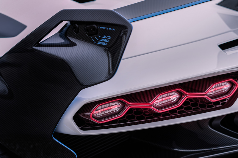 最高出力770CV/8500rpm、最大トルク720Nm/6750rpmを発生するV12エンジンを搭載