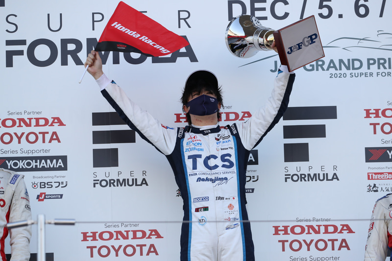 第6戦で優勝した大湯都史樹選手の胸の部分についているのがTCSのロゴ（提供：中嶋企画）