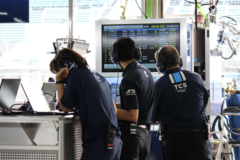 サーキットでエンジニアはこのようなタイミングモニターを見ながら紙のノートなどに記録していく。しかし、NAKAJIMA RACINGではデータをPCやタブレットなどでリアルタイムに処理することができるようになっている（提供：日本TCS）