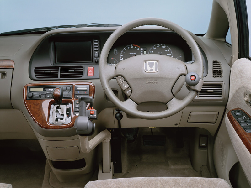 2002年ごろのテックマチックシステムDコラムタイプ（写真左）と、テックマチックシステムDフロアタイプ（写真右）