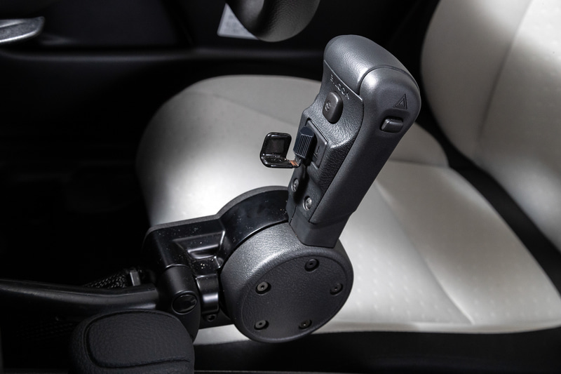 テックマチックのアクセルとブレーキ操作は、スティック上部の持ち手部分を前後に20cmほど動かすだけで事足りる