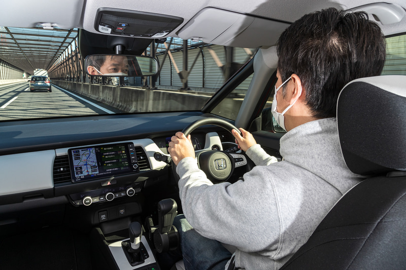 通常手動運転装置を使う場合は左手でアクセル・ブレーキレバーを操作するためにステアリング操作は右手1本で行なう。しかし、テックマチック＋ホンダ センシングをつかうことで両手での運転も可能に！（笑）