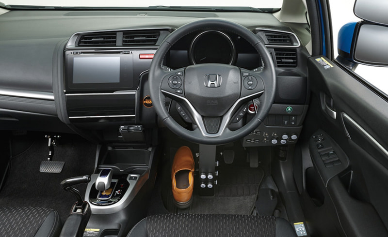 左足の前後回転運動でのステアリング操作を可能にした、足動運転補助装置「ホンダ フランツシステム」