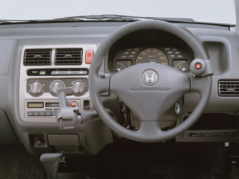 2002年ごろのテックマチックシステムDコラムタイプ（写真左）と、テックマチックシステムDフロアタイプ（写真右）