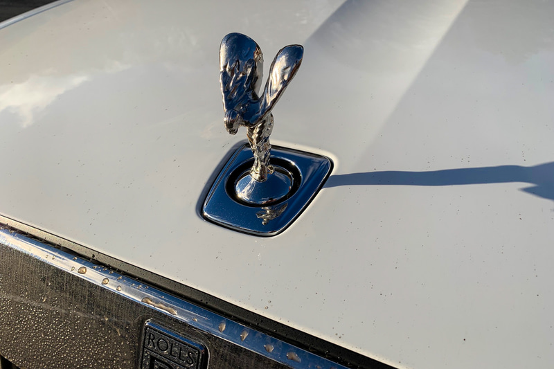 ロールス・ロイス「ゴースト」のスピリット・オブ・エクスタシー。駐車中は隠れます