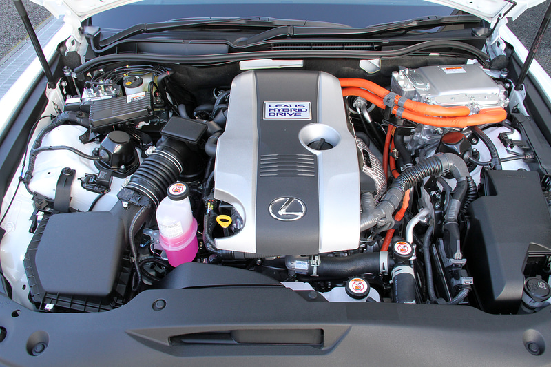 IS300hが搭載する直列4気筒2.5リッター直噴＋ポート噴射の「2AR-FSE」型エンジンは、最高出力131kW（178PS）/6000rpm、最大トルク221Nm（22.5kgfm）/4200-4800rpmを発生。これに組み合わせる「1KM」型モーターは最高出力105kW（143PS）、最大トルク300Nm（30.6kgfm）を発生。WLTCモード燃費は18.0km/L