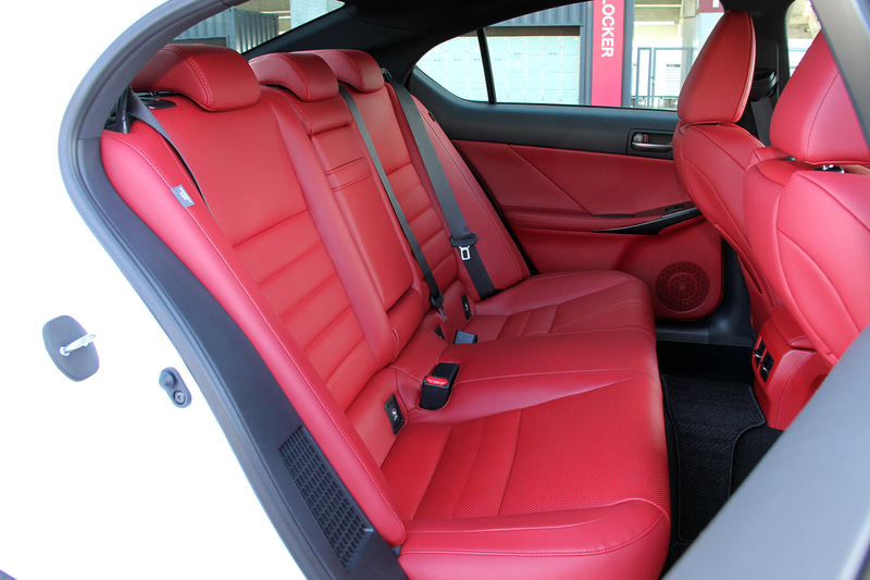 インテリアカラーは“F SPORT”専用のフレアレッド