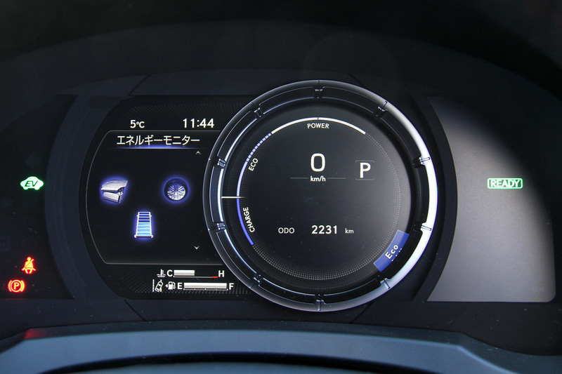 インテリアカラーは“F SPORT”専用のフレアレッド