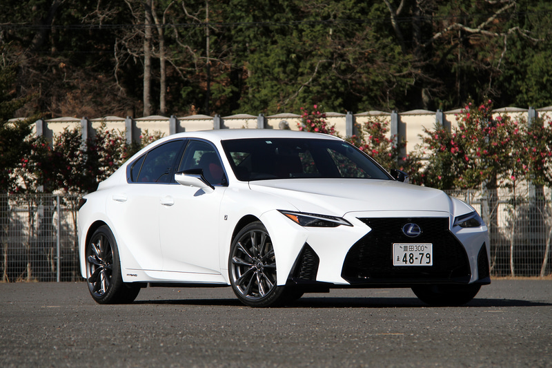 IS300h F SPORT（580万円）。“F SPORT”は前後異サイズ19インチホイールを専用設定し、スタビライザー、EPSなどを専用チューニング。さらに、ショックアブソーバーの減衰力を最適に制御するNAVI・AI-AVSを標準装備するなど、ISの走りの真価を発揮させるモデルになっている