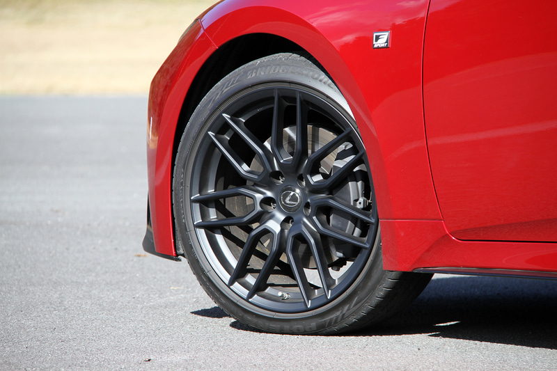 ボディカラーはF SPORT専用の「ラディアントレッドコントラストレイヤリング」で、ブラック塗装のドアミラーを採用する。足下は19インチの鍛造アルミホイールにブリヂストン「POTENZA S001L」（フロント：235/40R19、リア：265/35R19）の組み合わせ