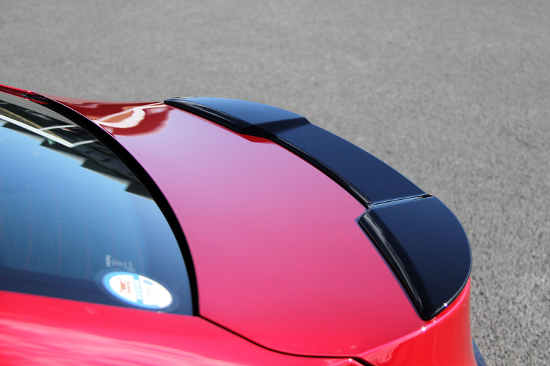 ボディカラーはF SPORT専用の「ラディアントレッドコントラストレイヤリング」で、ブラック塗装のドアミラーを採用する。足下は19インチの鍛造アルミホイールにブリヂストン「POTENZA S001L」（フロント：235/40R19、リア：265/35R19）の組み合わせ