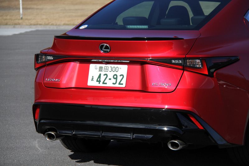 ボディカラーはF SPORT専用の「ラディアントレッドコントラストレイヤリング」で、ブラック塗装のドアミラーを採用する。足下は19インチの鍛造アルミホイールにブリヂストン「POTENZA S001L」（フロント：235/40R19、リア：265/35R19）の組み合わせ