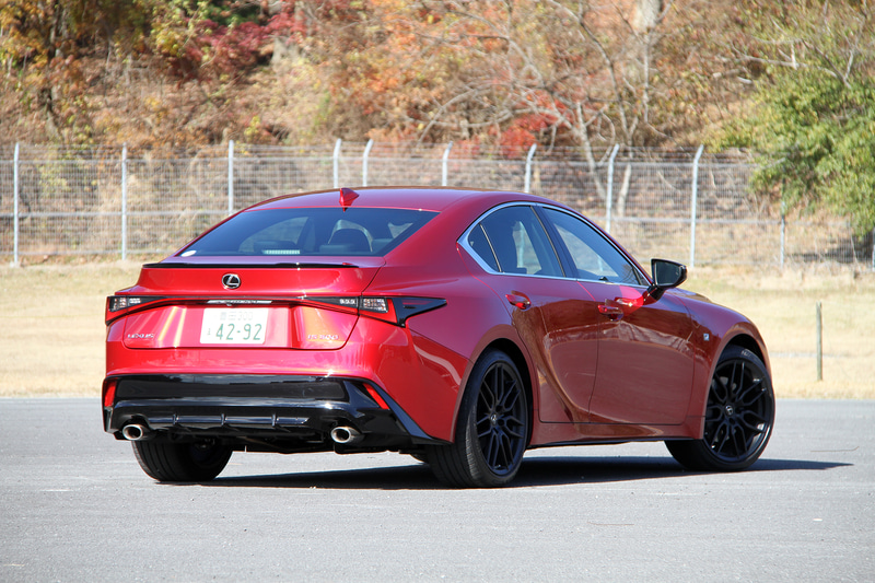 今回試乗したのは11月にマイナーチェンジしたFRスポーツセダンの新型「IS」。写真は専用のマットブラック塗装を施したBBSと共同開発した鍛造アルミホイールやブラックを基調としたカラーコーディネートが特徴の特別仕様車「IS300 F SPORT Mode Black」（585万円）。ボディサイズは4710×1840×1435mm（全長×全幅×全高）、ホイールベースは2800mm