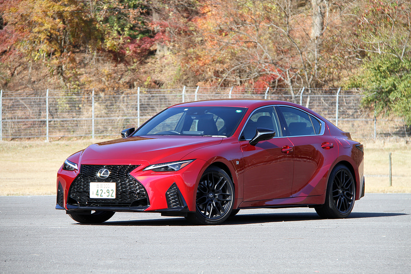 今回試乗したのは11月にマイナーチェンジしたFRスポーツセダンの新型「IS」。写真は専用のマットブラック塗装を施したBBSと共同開発した鍛造アルミホイールやブラックを基調としたカラーコーディネートが特徴の特別仕様車「IS300 F SPORT Mode Black」（585万円）。ボディサイズは4710×1840×1435mm（全長×全幅×全高）、ホイールベースは2800mm