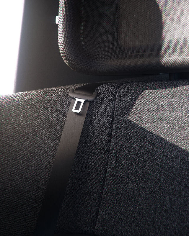 シートベルトも完備する