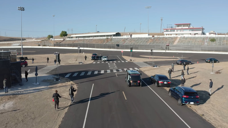 実際の街中を模した巨大なテストコースでテストを行なっている