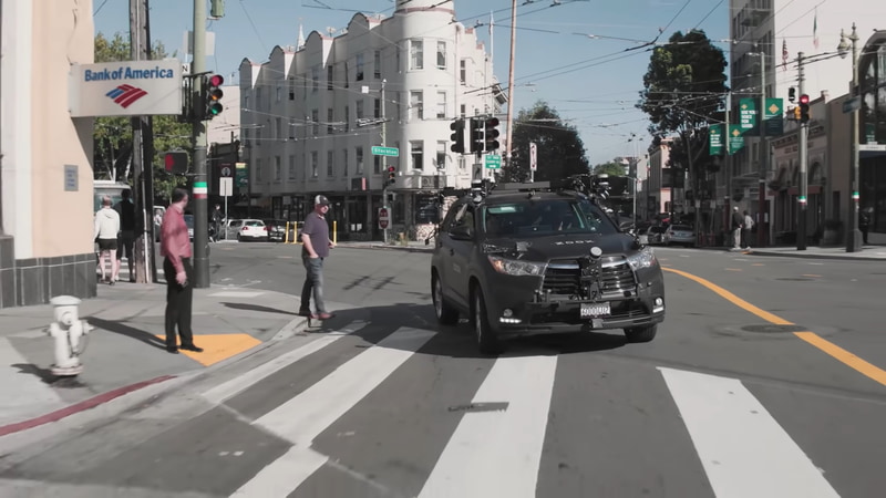 開発段階では実車の隅にカメラやレーダーを搭載してテストを繰り返していた