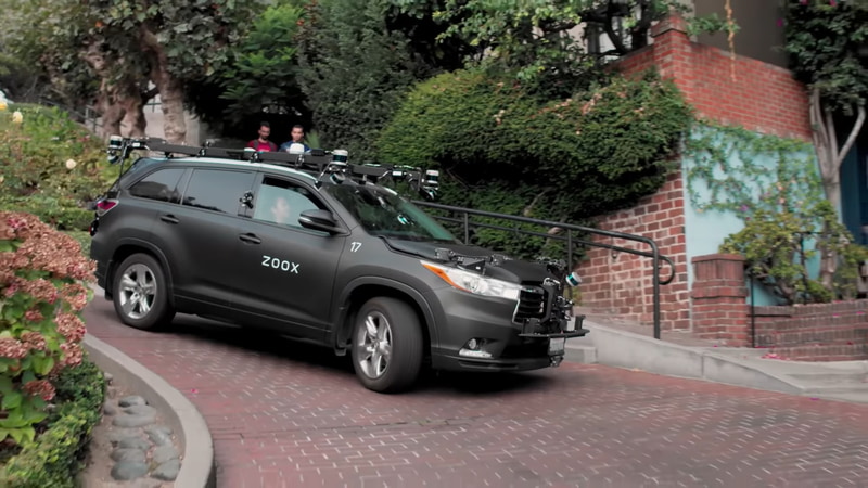 開発段階では実車の隅にカメラやレーダーを搭載してテストを繰り返していた