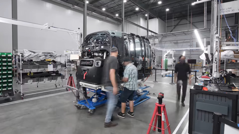 1台1台ハンドメイドで製造されている様子も映しだされている