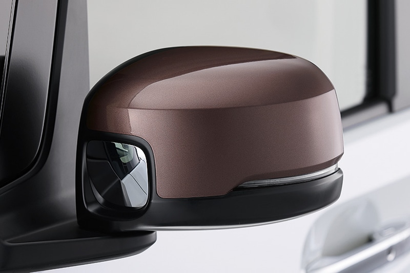 N-BOXのコーディネートスタイルでは、2トーンカラーをブラウンルーフへ統一し、メッキドアハンドルやディッシュホイールを装着。ダークブラウンの内装では塗装加飾とシート表皮をブラウン色調とすることで仕立てのよさを引き立てた