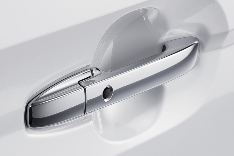 N-BOXのコーディネートスタイルでは、2トーンカラーをブラウンルーフへ統一し、メッキドアハンドルやディッシュホイールを装着。ダークブラウンの内装では塗装加飾とシート表皮をブラウン色調とすることで仕立てのよさを引き立てた