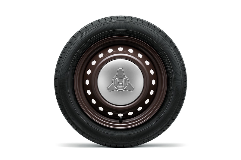 N-BOXのコーディネートスタイルでは、2トーンカラーをブラウンルーフへ統一し、メッキドアハンドルやディッシュホイールを装着。ダークブラウンの内装では塗装加飾とシート表皮をブラウン色調とすることで仕立てのよさを引き立てた