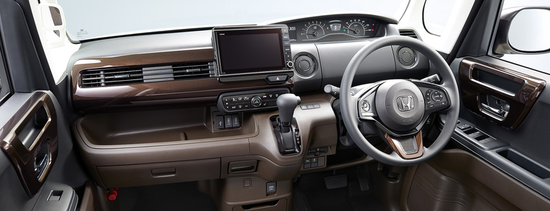 N-BOXのコーディネートスタイルでは、2トーンカラーをブラウンルーフへ統一し、メッキドアハンドルやディッシュホイールを装着。ダークブラウンの内装では塗装加飾とシート表皮をブラウン色調とすることで仕立てのよさを引き立てた