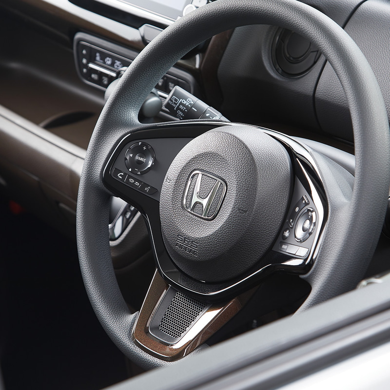 N-BOXのコーディネートスタイルでは、2トーンカラーをブラウンルーフへ統一し、メッキドアハンドルやディッシュホイールを装着。ダークブラウンの内装では塗装加飾とシート表皮をブラウン色調とすることで仕立てのよさを引き立てた