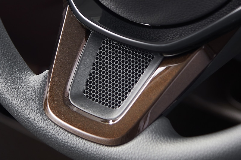 N-BOXのコーディネートスタイルでは、2トーンカラーをブラウンルーフへ統一し、メッキドアハンドルやディッシュホイールを装着。ダークブラウンの内装では塗装加飾とシート表皮をブラウン色調とすることで仕立てのよさを引き立てた