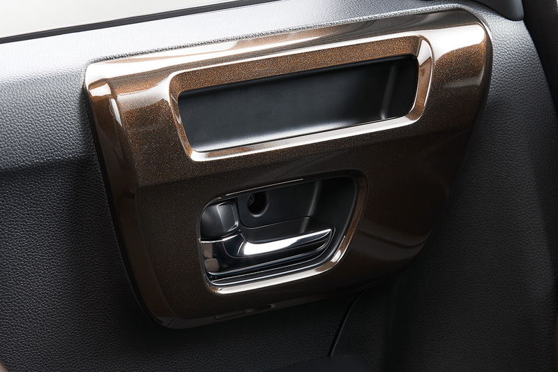 N-BOXのコーディネートスタイルでは、2トーンカラーをブラウンルーフへ統一し、メッキドアハンドルやディッシュホイールを装着。ダークブラウンの内装では塗装加飾とシート表皮をブラウン色調とすることで仕立てのよさを引き立てた