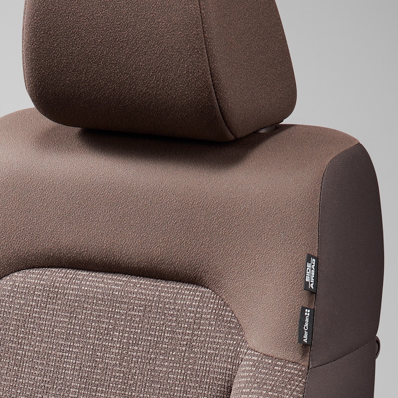 N-BOXのコーディネートスタイルでは、2トーンカラーをブラウンルーフへ統一し、メッキドアハンドルやディッシュホイールを装着。ダークブラウンの内装では塗装加飾とシート表皮をブラウン色調とすることで仕立てのよさを引き立てた