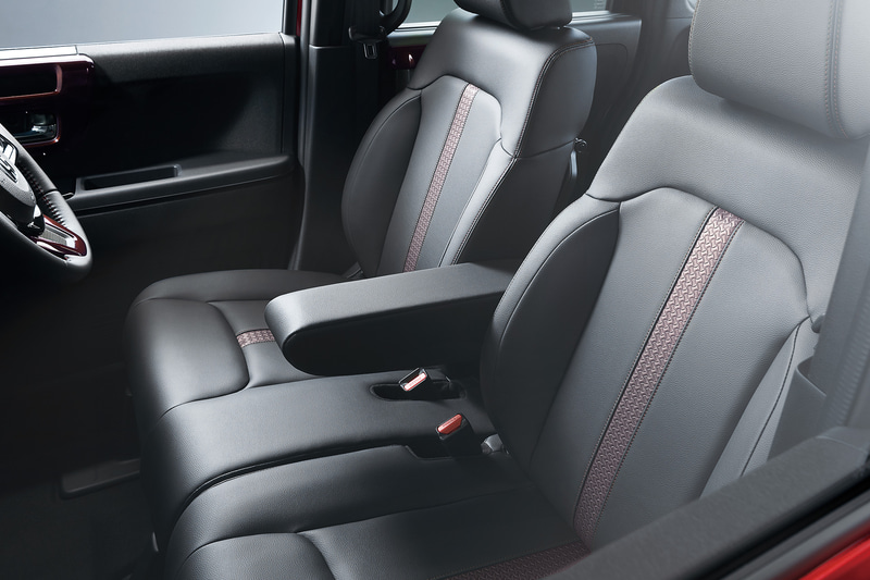 N-BOX カスタムではダークメッキの加飾や色調を揃えたカラークリア仕上げのアルミホイールで重厚感を表現しつつ、内装ではブラックにマルチボルドーの塗装加飾を組み合わせ、ホンダの軽自動車初となるフル合皮シートを採用することで高級感のあるスタイルとした