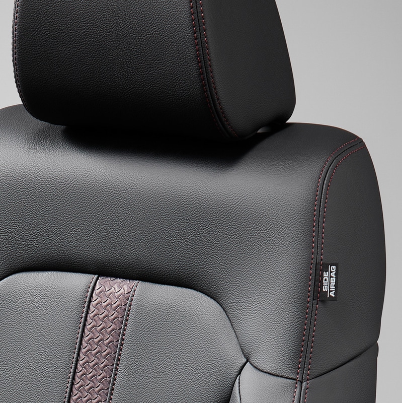 N-BOX カスタムではダークメッキの加飾や色調を揃えたカラークリア仕上げのアルミホイールで重厚感を表現しつつ、内装ではブラックにマルチボルドーの塗装加飾を組み合わせ、ホンダの軽自動車初となるフル合皮シートを採用することで高級感のあるスタイルとした