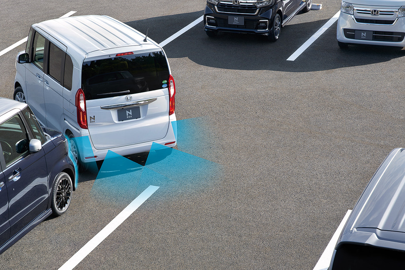 Honda SENSINGのアップデートでは、リアのソナーセンサーを4個に増やし、パーキングセンサーシステムを追加