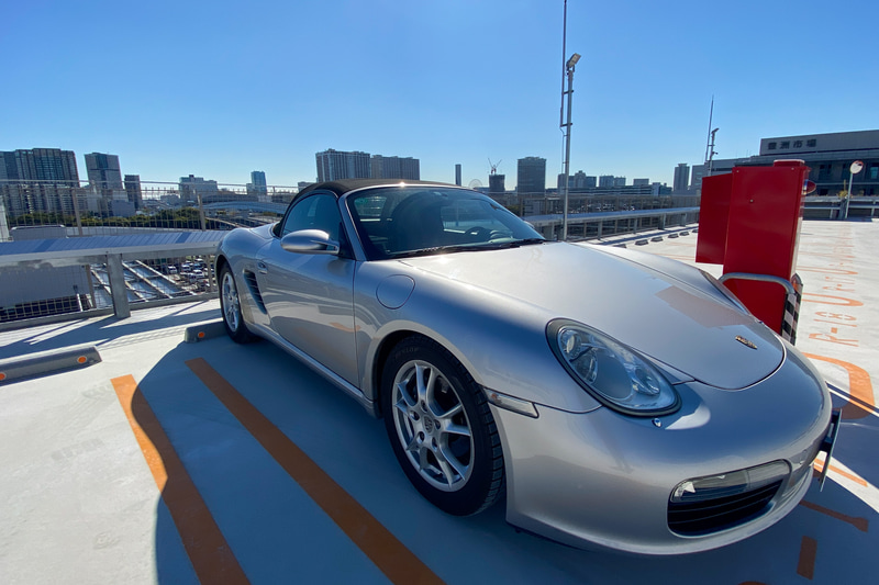 あれ、ポルシェの話はどうなったって？　燃費の話をしておくと、高速道路を80～100km/hでずっと走り続けると14km/Lを達成できそうな感じ、首都高の速度レンジ（60～80km/h）で走行していると12～13km/L、一般道の40～60km/hでは言いたくないくらい絶望的な数字（10km/L以下）、といった印象