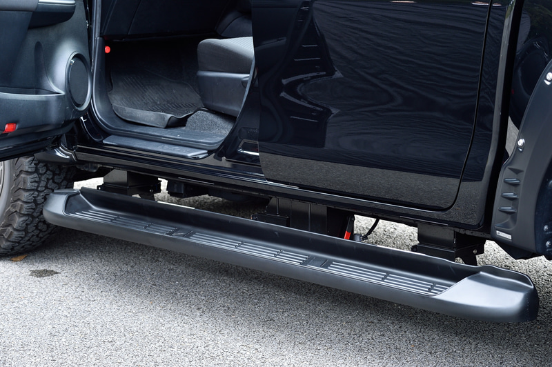 電動格納ステップを装着すると、起動時にステップが約70mm下降し、外側に53mm突出して乗り降りをサポートしてくれる
