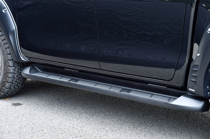 電動格納ステップを装着すると、起動時にステップが約70mm下降し、外側に53mm突出して乗り降りをサポートしてくれる