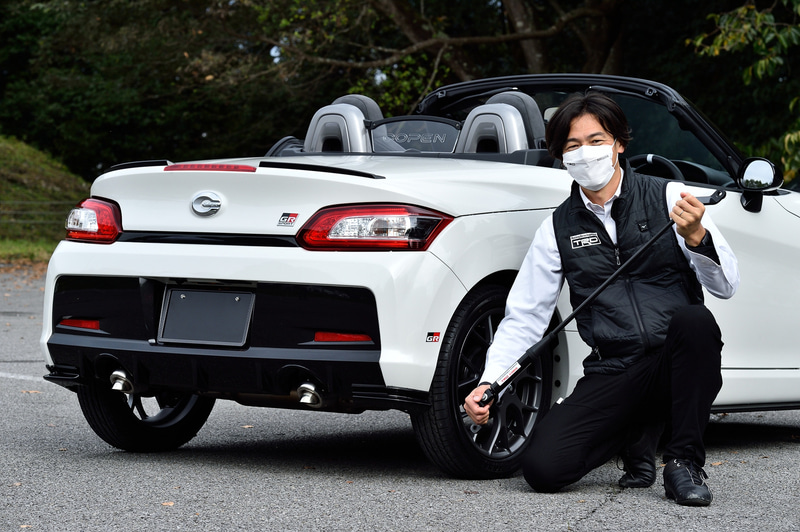 パフォーマンスダンパーは、基本的には前後に装着するが、車種によって剛性や取り付け場所も異なり、何度も試してベストポジションを探し出すという。コペン用の価格は9万円（税別）