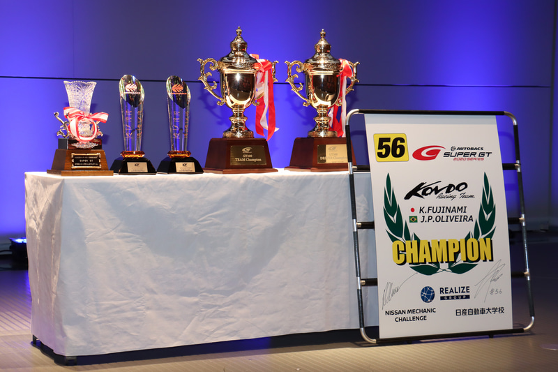 ステージ上にはGT300クラスのチャンピオン獲得で送られたトロフィなども飾られた