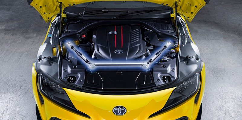 新製品の「パフォーマンスダンパー＋ブレースセット」を装着したエンジンルーム