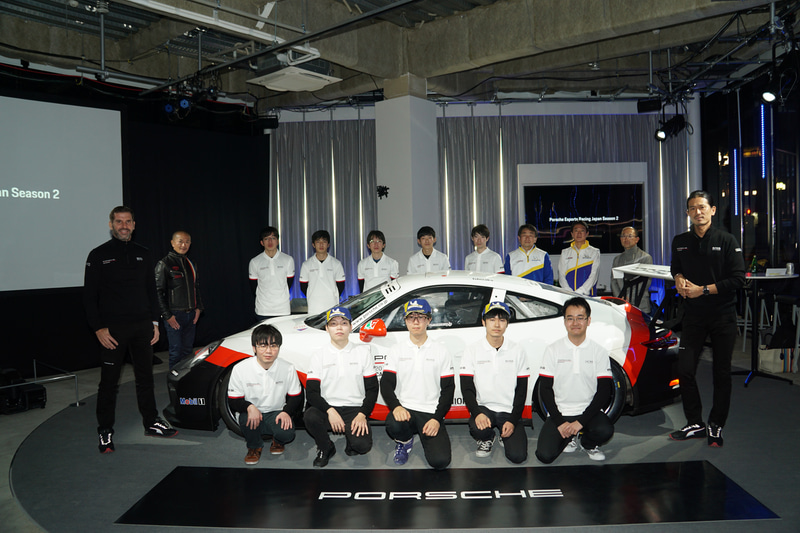 「Taycan Popup Harajuku」に集まった10名のファイナリスト。ポルシャ ジャパン 代表取締役社長 ミヒャエル・キルシュ氏とポルシェ ジャパン 執行役員 マーケティング部長 前田謙一郎氏らと記念撮影