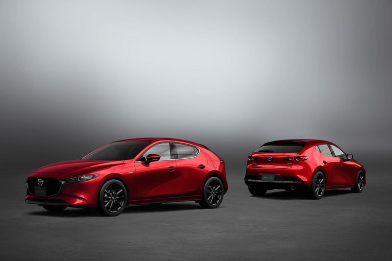 11月に発表された「MAZDA3」商品改良モデル。2021年1月発売予定の新「SKYACTIV-X」搭載モデルでは、エンジンとトランスミッションを制御するソフトウェアをアップデート。SPCCI（火花点火制御圧縮着火）の燃焼制御を最適化することで、最高出力は従来の132kW（180PS）から140kW（190PS）に、最大トルクは従来の224Nmから240Nmにそれぞれ向上（エンジンの写真はプロトタイプのもの）。また、今回新たにリア部には「e-SKYACTIV X」バッヂを装備した